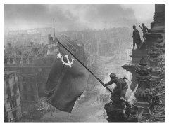Alzando una bandera sobre el Reichstag